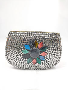 Pochette de soirée artisanale de créateur par des artisans indiens, en métal mosaïque et fer, pour les fêtes et célébrations féminines, vente d'artisanat en résine - Product Image 6