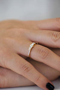 แหวนหมั้นเพชรทรงบาแก็ตต์ทองคำแท้ 14K สำหรับผู้หญิง สไตล์มินิมอล ได้รับการรับรองจาก IGI เพชรสีขาวเพาะเลี้ยงในห้องปฏิบัติการ - Product Image 4