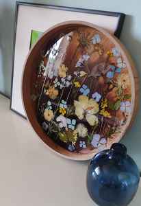Bandeja redonda de madera con flores silvestres auténticas en resina, bandeja de servir botánica, decoración epoxi, vajilla boho hecha a mano. - Product Image 4