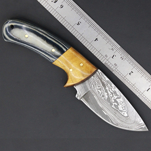 Couteaux de chasse avec lame finition stone-washed et manche antidérapant pour une prise fiable dans les environnements humides. - Product Image 5