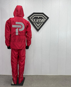 Ensemble coupe-vent rouge personnalisé haut de gamme avec surpiqûres réfléchissantes, veste à capuche, short et bas de jambe, vêtements de sport par le fabricant Oxytag - Product Image 5