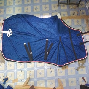 ผ้าห่มม้าแบบคลุมทั้งตัว ผ้า Oxford 600D คอมาตรฐาน หางปิดขนาดกลาง สายรัดขา 2 เส้น ใช้ได้ทุกฤดู สำหรับใช้งานกลางแจ้ง ผลิตโดย Kanpur - Product Image 5