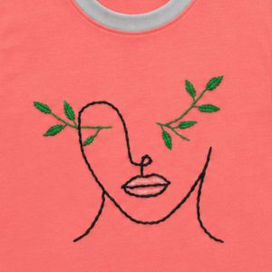 Débardeur sans manches en coton pour homme, motif brodé minimaliste, coloris corail et gris, style streetwear décontracté pour l'été - Product Image 6