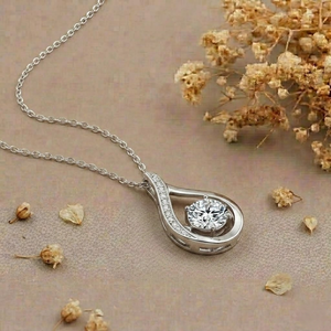 AMBER JEWELS Collier unisexe en argent 925 plaqué argent avec pendentif goutte d'eau, sertissage griffe de moissanite, chaîne serpent, luxe GRA - Product Image 4