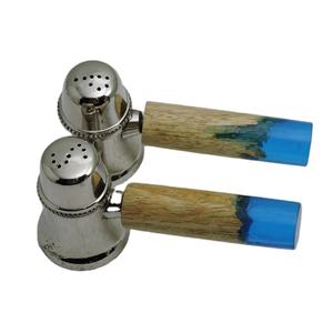 Laiton avec placage d'argent et poignée en bois et résine styliste taille personnalisée sel et poivre pour accessoires de cuisine de table - Product Image 1