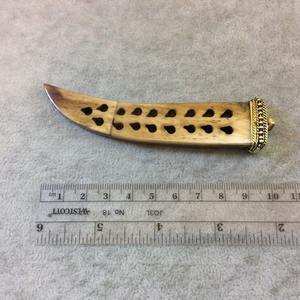 Colgante de Hueso de Buey Tallado a Mano con Diseño Floral, de Origen Ético: Marrón y Dorado con Detalles Blancos y Marrones |   Incrustaciones Tribales de Latón - Product Image 4
