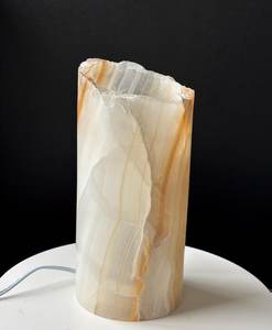Lampe de table en onyx avec cylindre en pierre rayée et bords bruts, éclairage d'intérieur naturel de luxe - Product Image 3