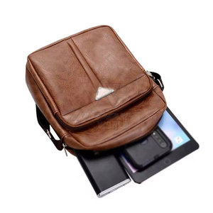 Sac messager en cuir miniature pour usage quotidien, fabriqué à la main, avec une construction durable et un design intemporel - Product Image 2