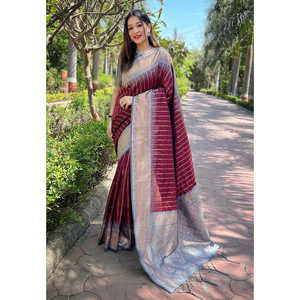 Sari en soie douce marron à bordure florale avec contraste tissé en zari pour robes de cocktail - Product Image 3