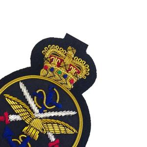 Insignia de tela bordada a mano con hilo de oro, de fabricante de alta calidad, a precio económico, para escudo familiar, insignia bordada a mano para blazer con escudo familiar - Product Image 3