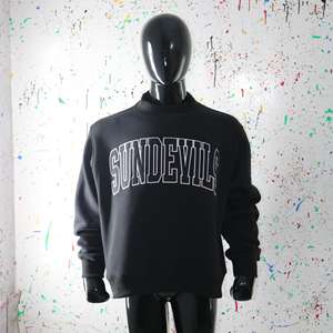 Sudadera SUNDEVILS BLACK con cuello alto, 100% negra, con apliques bordados, cuello ancho, hilos finos - Product Image 5