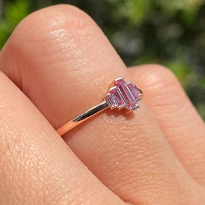 Bague de fiançailles en or jaune 10K massif avec cinq pierres taille baguette violettes, sertie de zircone cubique, pour elle - Product Image 2
