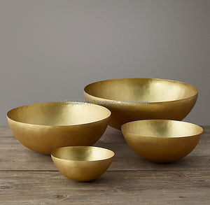 Tazón de servicio de latón de intrincado diseño, pieza decorativa ideal para regalar o usar festivamente durante bodas y celebraciones - Product Image 1