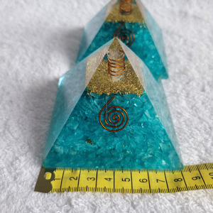 Cristal de Aguamarina natural Pirámide de orgón Premium Chips de cristal de Aguamarina azul Pirámide de resina de energía de orgonita grande 8 cm a granel - Product Image 2