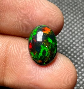 Ópalo Etíope Natural Grado AAA, Corte Oval Cabujón, Gema Suelta con Efecto de Juego de Color y Fuego en Verde/Rojo/Naranja para Joyería - Product Image 1