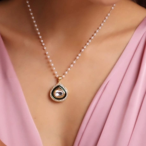 Elegante Collar de Perlas con Colgante Kundan en Forma de Lágrima con Acabado Dorado y Delicados Detalles de Piedras - Product Image 1