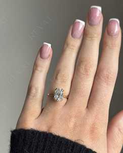 Anillo de compromiso solitario con diamante cultivado en laboratorio de 2.50 quilates, corte cojín alargado, certificado IGI, con engaste de doble garra. - Product Image 1