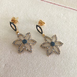 Pendientes de Plata de Ley 925 con Baño de Oro Amarillo, con Diamantes Blancos y Azules Naturales y con Color Realzado, Corte Redondo de 1.91 Quilates, Diseño de Flor - Product Image 1