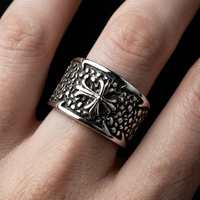 Neu eingetroffen: Großhandel 316L Edelstahl Kreuz-Ring mit floraler Prägung, breiter Bandring mit schwarzer Öleinlage, Vintage Biker-Schmuck für Herren