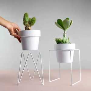 Juego de 2 Soportes para Plantas de Alambre de Hierro Blanco, Diseño Geométrico Minimalista en Zig Zag, Cuadrados, para Macetas, Suculentas y Plantas de Escritorio - Product Image 1