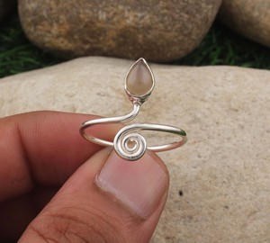 Anillo Solitario Minimalista de Plata de Ley 925 con Cuarzo Rosa, Corte Clásico Bohemio Hecho a Mano, Certificado para Bodas y Fiestas - Product Image 1