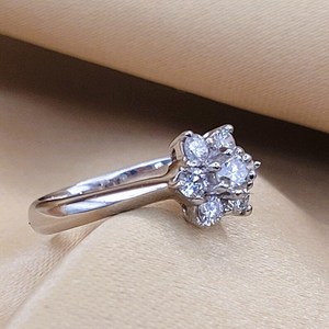 Anillo de Halo con Flor de Moissanita Brillante Color D VVS, Engaste Pavé de Plata de Ley, Clásico y Fino para Boda, Compromiso o Aniversario - Product Image 4