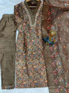 Ensemble Kurti en soie Zarna spécial fête - Entièrement cousu, tailles M à 3XL - Product Image 4