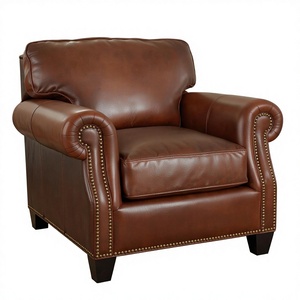 Fauteuil d'appoint de luxe en cuir marron avec garniture cloutée, fauteuil de salon classique à accoudoirs roulés pour salon et bureau - Product Image 1