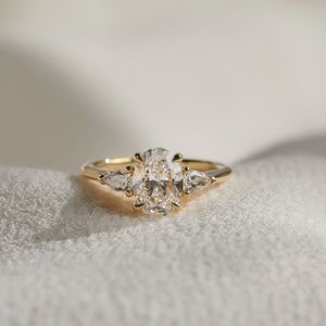 Bague de fiançailles en or avec diamant de laboratoire taille ovale, trois pierres, pierre latérale en forme de poire, bague de mariée de luxe - Product Image 1