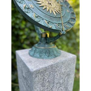 Escultura Decorativa de Jardín con Acabado Bronce de Lujo, con Números Romanos y Diseño Solar sobre Base de Pedestal Metálico - Product Image 3