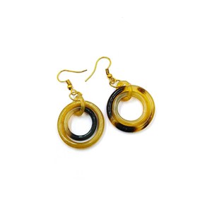 Boucles d'oreilles pendantes rectangulaires superposées en corne de buffle polie, équitablement obtenue, faites à la main, style bohème, motif animal, double anneau, légères - Product Image 3