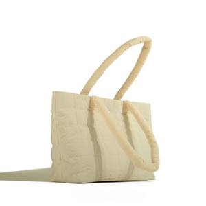 Bolsa de Mano Impermeable de Gran Capacidad, Estilo Invernal, Simple y Suave, Hecha en Vietnam. - Product Image 2