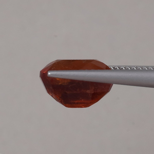 Hessonita Roja Natural al por Mayor, Corte Cojín de 6.14 Quilates, 11.5x8.5mm, Ligera, Certificada por IGI, Excelente Calidad para Joyería - Product Image 2