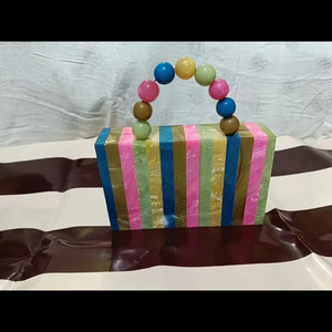 Bolso de mano de resina hecho a mano de la mejor calidad con diseño efecto mármol, elegante bolso de resina para la noche, accesorio para damas. - Product Image 3