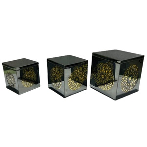 Juego de Soportes Decorativos Modernos de Acero Inoxidable con Diseño Floral Dorado, Cuadrados y Multifuncionales para Exhibir Alimentos y Frutas - Product Image 1