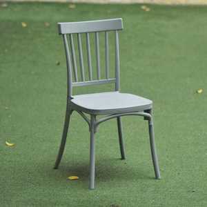 Chaise de jardin traditionnelle en plastique moulé noir à dossier rayé, redéfinie pour une touche moderne - Product Image 1