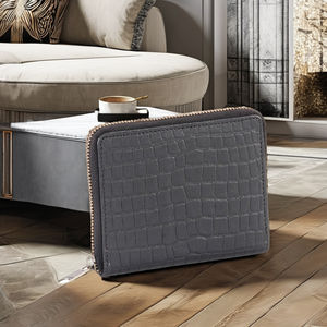 Sac à main élégant pour femme Royaa Fashion Pugmark, nouvelle collection, en cuir véritable, fabriqué à la main, élégance intemporelle, fermeture à boucle, 2 emplacements pour cartes - Product Image 4