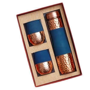 Collection de vaisselle en cuivre pur – Bouteille en cuivre semi-martelé semi-lisse avec 2 verres dans un coffret cadeau rouge rigide - Product Image 4