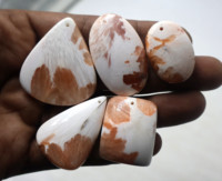 Lot en gros de cabochons de scolecite rose, vendus au poids, avec différentes formes et tailles, utilisés pour la fabrication de bijoux, pierre précieuse scolecite.