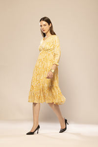 Vestido de Noche para Mujer, Diseño Abstracto Amarillo, Estampado, Corte Evase, Sin Mangas, para Fiestas Formales, Calidad de Exportación - Product Image 3