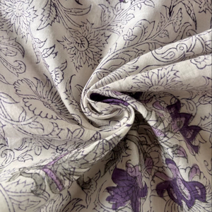 Tissu en coton imprimé à la main CHHAAPE Premium, écologique et léger, avec motif floral Moghol violet sur fond blanc, 90 GSM - Product Image 1