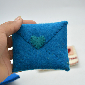 Sobre de Regalo de San Valentín de Fieltro de Lana Personalizado de Lujo - Bolsa para Cartas de Amor Hecha a Mano para Parejas y Ocasiones Especiales - Product Image 3