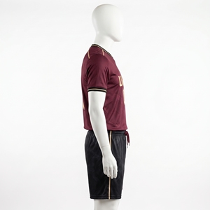 Conjunto de Uniforme de Fútbol Sublimado Personalizado de Primera Calidad, Camiseta y Pantalones Cortos de Fútbol Color Borgoña y Dorado, Uniforme de Equipo Unisex con Nombre y Número, 100% Poliéster - Product Image 3
