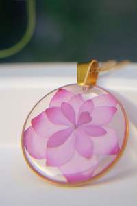 Collier pendentif artisanal en corne avec fleurs séchées pressées, bijou animalier, cadeau d'anniversaire pour femme et fille, objet d'art de collection - Product Image 2