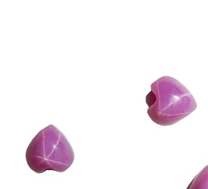 Rubis étoilé taille cœur 4x4 mm 1,5 carat, cabochon opaque poli créé en laboratoire avec effet étoile à 6 branches pour la fabrication de bijoux - Product Image 1