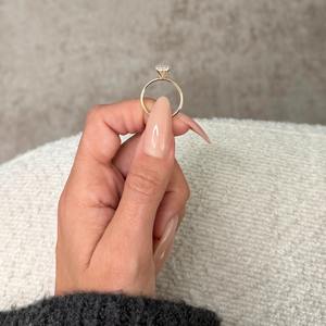 Anillo de Diamante Ovalado de 2 Quilates Cultivado en Laboratorio _ Anillo de Compromiso Solitario con Corte Ovalado _ Oro Amarillo de 14K _ Certificado IGI - Product Image 2