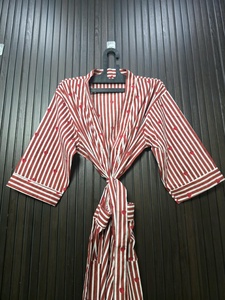 Bata Larga para Mujer con Estampado de Corazones a Rayas Marrones, Cuello en V, Manga Tres Cuartos, 100% Algodón, Suave, Informal - Product Image 6