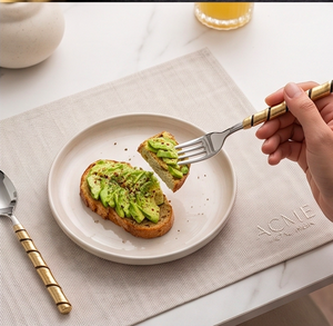 Juego de cubiertos Bamboo Twist de doble tono, dorado espejo, con cabezal de acero inoxidable pulido a espejo y mango dorado mate, para utensilios de cocina y hoteles. - Product Image 6