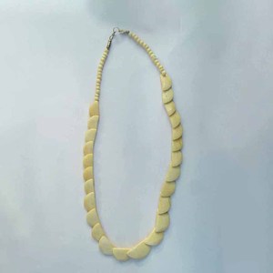 Collar de Cuentas de Concha Vintage, Joyería de Moda Unisex, Diseño de Media Luna Amarilla, Pieza Elegante, al Mejor Precio al por Mayor - Product Image 1