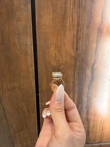 Anillo de Compromiso con Diamante Cultivado en Laboratorio, Corte Esmeralda, 15 Quilates |   Anillo de Boda Solitario con Halo Oculto Certificado por IGI |   ELVORA GEMS Oro de 18K - Product Image 4